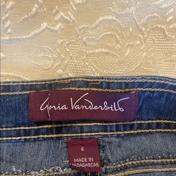 GloriaāVanderbiltāāDenimĀ CroppedāCapriāSizeā:6 - Picture 8 of 10